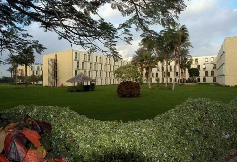 اتاق خانوادگی با چشم‌انداز باغ, Le Passage Cairo Hotel & Casino