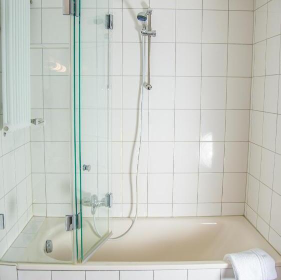 اتاق استاندارد سه نفره, Und Restaurant Lowenbrau Koln