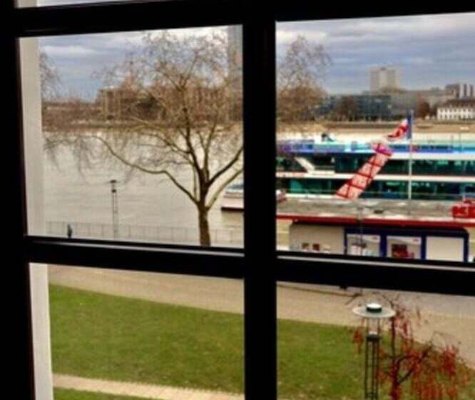 اتاق استاندارد سه نفره, Und Restaurant Lowenbrau Koln
