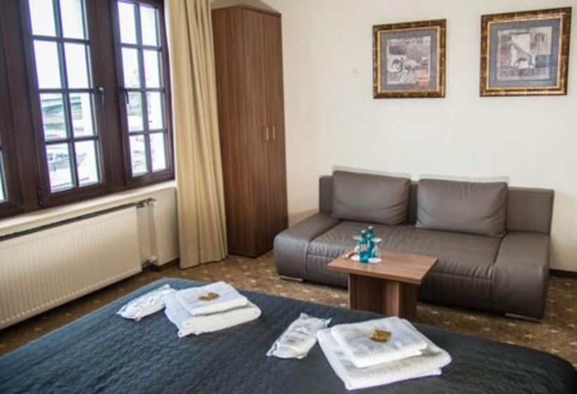اتاق استاندارد سه نفره, Und Restaurant Lowenbrau Koln