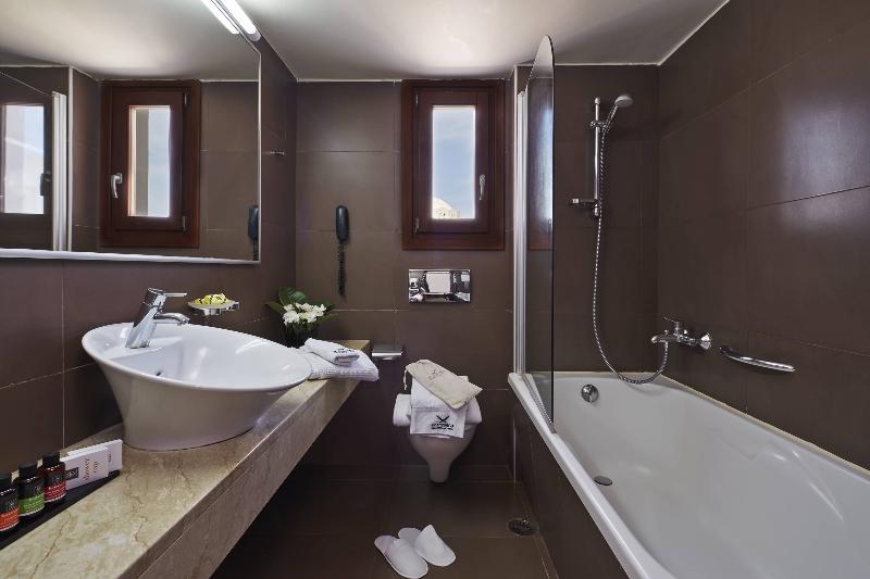 سوییت جونیور, Aressana Spa Hotel & Suites   Small Luxury Hotels Of The World