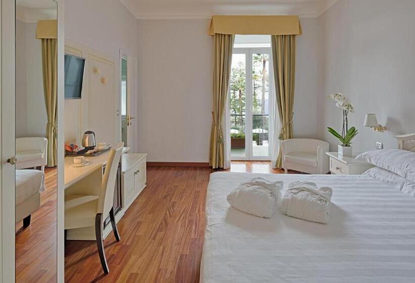 اتاق لوکس با چشم‌انداز دریا, Paradiso