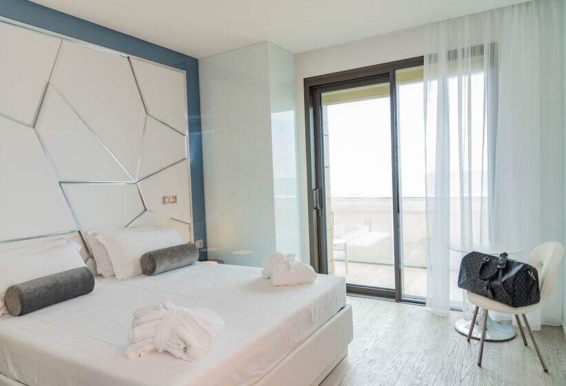 اتاق لوکس با چشم‌انداز دریا, The Promenade Luxury Wellness