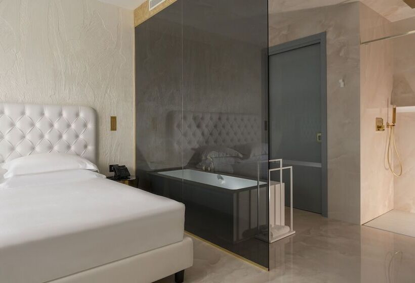 سوییت جونیور با چشم‌انداز جانبی دریا, The Promenade Luxury Wellness
