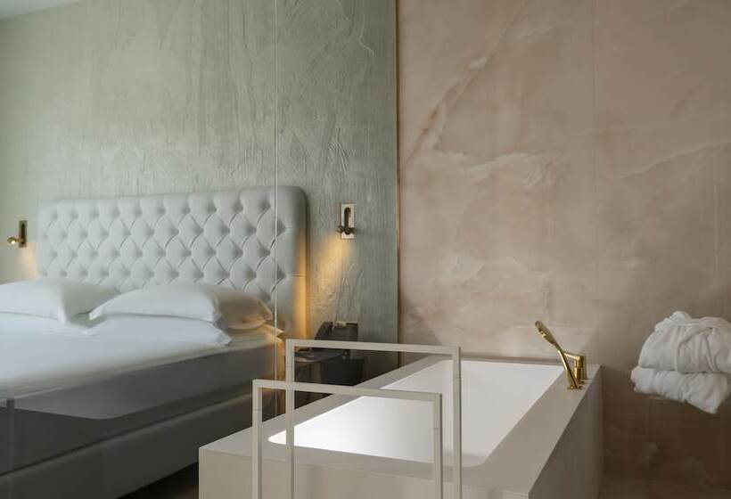 سوییت جونیور با چشم‌انداز جانبی دریا, The Promenade Luxury Wellness