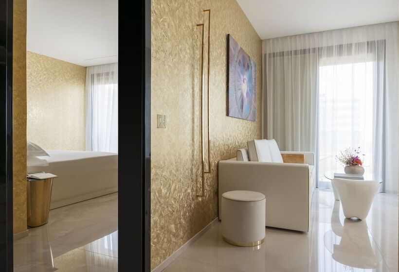 سوییت جونیور با چشم‌انداز جانبی دریا, The Promenade Luxury Wellness