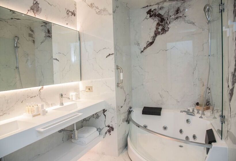 سوییت جونیور با چشم‌انداز جانبی دریا, The Promenade Luxury Wellness