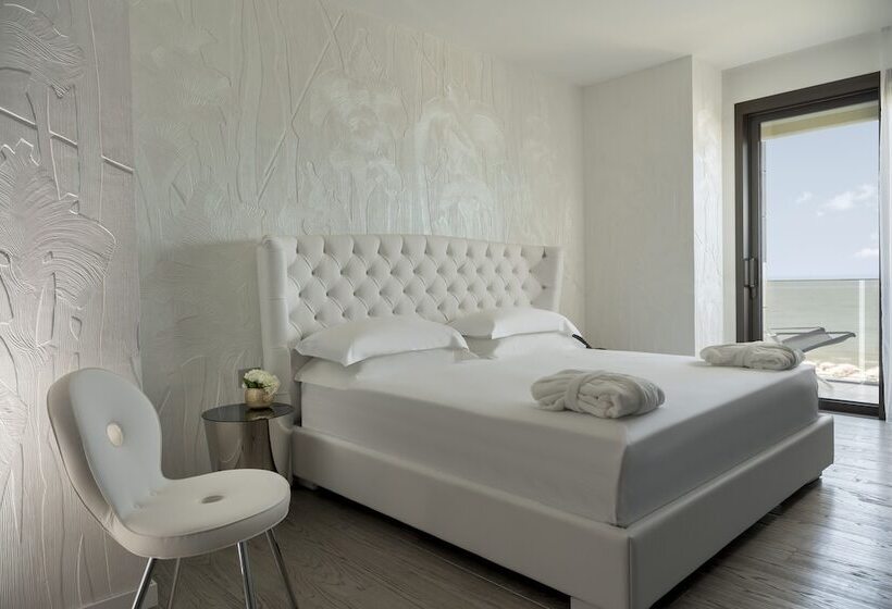 اتاق لوکس با بالکن و چشم‌انداز دریا, The Promenade Luxury Wellness