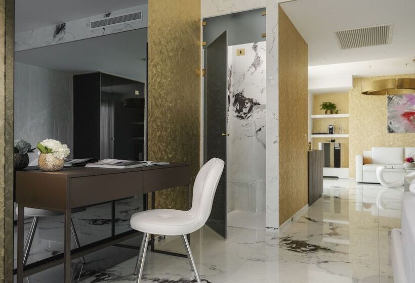 اتاق لوکس با بالکن و چشم‌انداز دریا, The Promenade Luxury Wellness