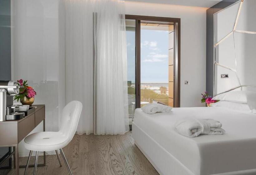 اتاق سوپریور با چشم‌انداز جانبی دریا, The Promenade Luxury Wellness
