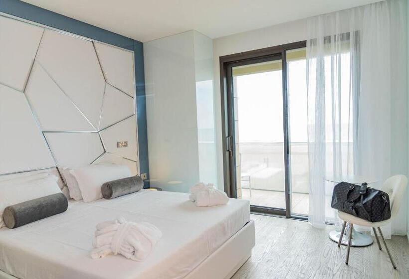 اتاق لوکس با چشم‌انداز دریا, The Promenade Luxury Wellness