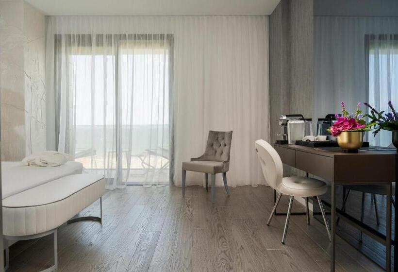 اتاق لوکس با بالکن و چشم‌انداز دریا, The Promenade Luxury Wellness
