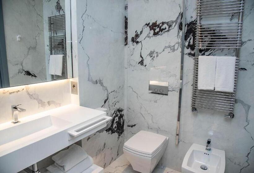 سوییت جونیور با چشم‌انداز جانبی دریا, The Promenade Luxury Wellness
