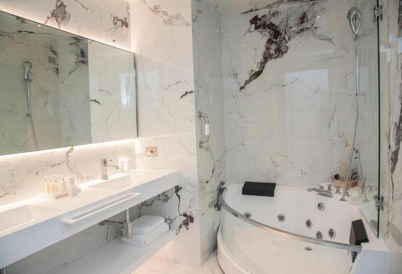 سوییت جونیور با چشم‌انداز جانبی دریا, The Promenade Luxury Wellness