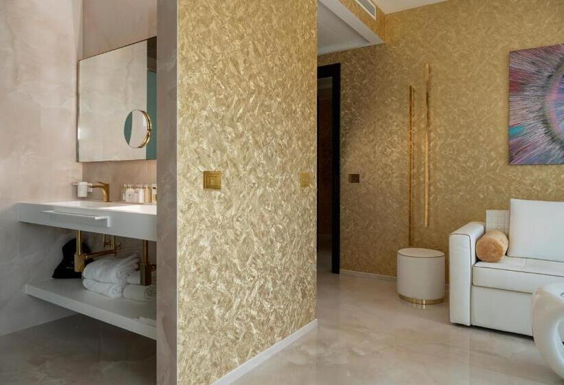 سوییت جونیور با چشم‌انداز جانبی دریا, The Promenade Luxury Wellness