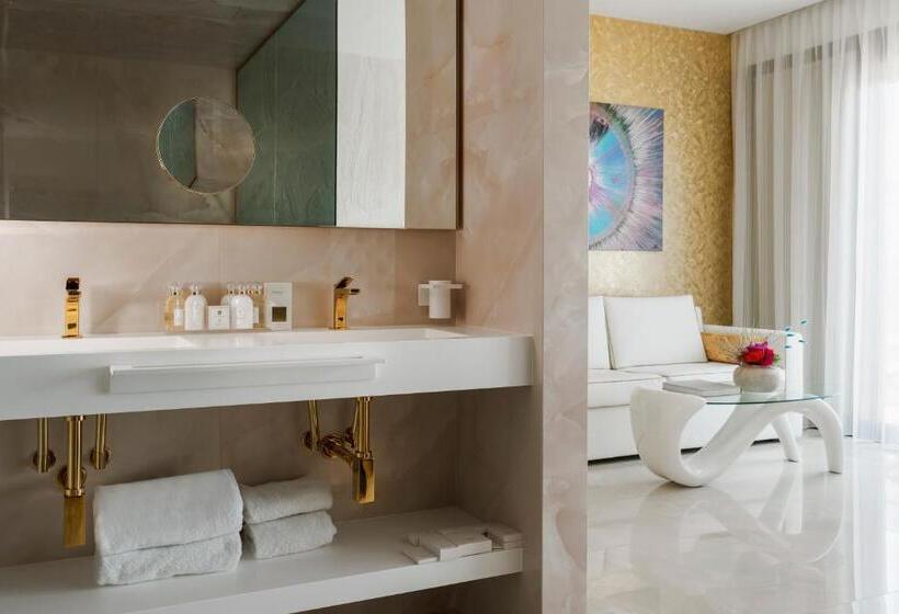 سوییت جونیور با چشم‌انداز جانبی دریا, The Promenade Luxury Wellness