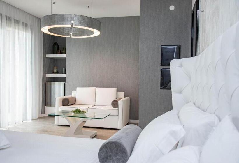 سوییت جونیور با چشم‌انداز جانبی دریا, The Promenade Luxury Wellness