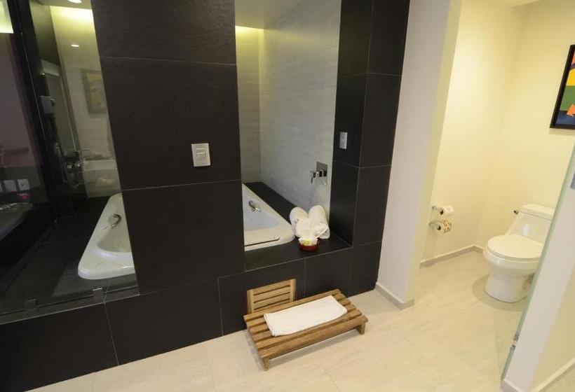キングサイズベッドのジュニアスイート, Holiday Inn Mexico Dali Airport, An Ihg