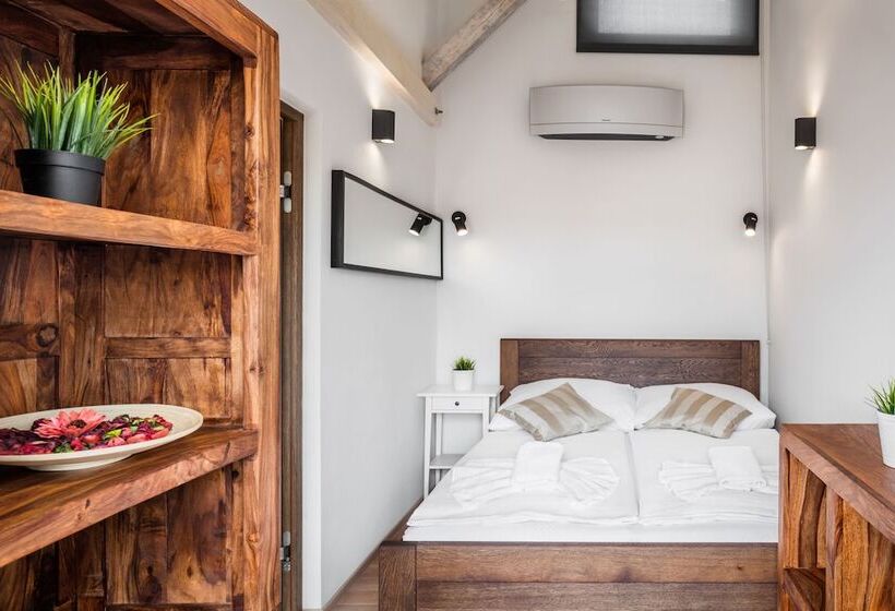 استودیوی استاندارد, Selinor Old Town Apartments