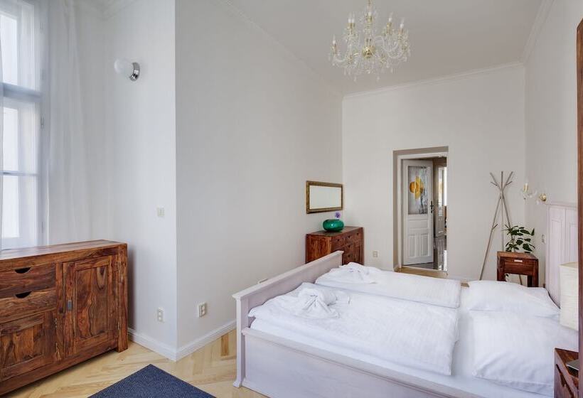 استودیوی استاندارد, Selinor Old Town Apartments