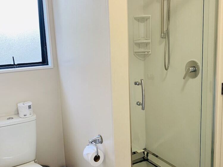 استودیوی استاندارد, Kingswood Manor Motel