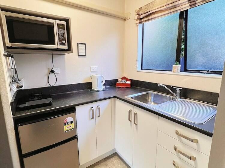 استودیوی استاندارد, Kingswood Manor Motel