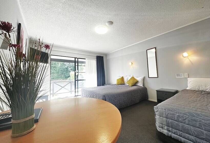 استودیوی استاندارد, Kingswood Manor Motel
