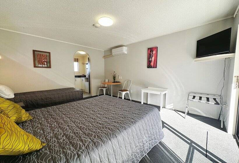 استودیوی استاندارد, Kingswood Manor Motel