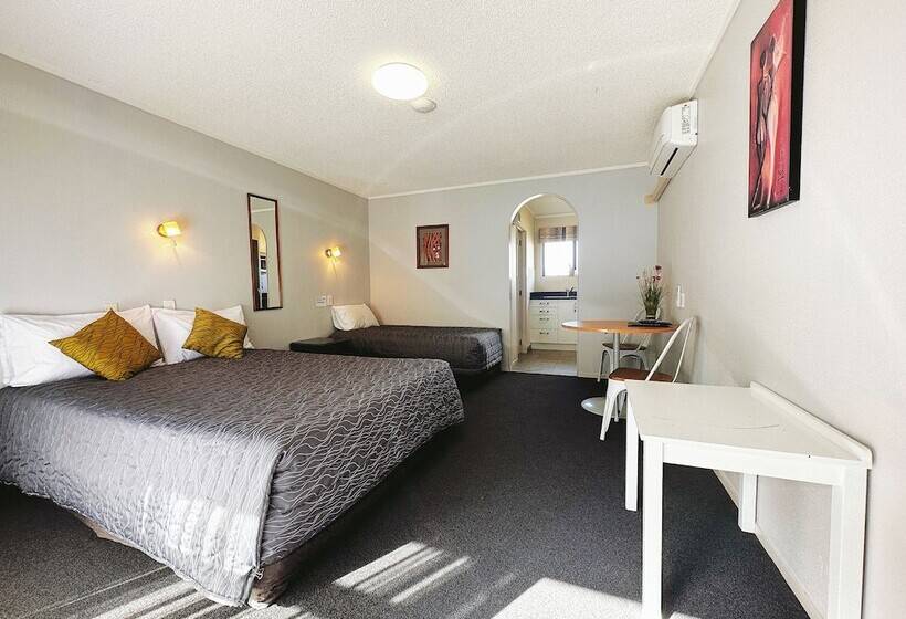 استودیوی استاندارد, Kingswood Manor Motel