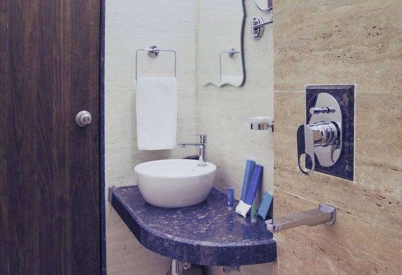 Quarto Deluxe, Treebo Chalets, Nagpur Airport