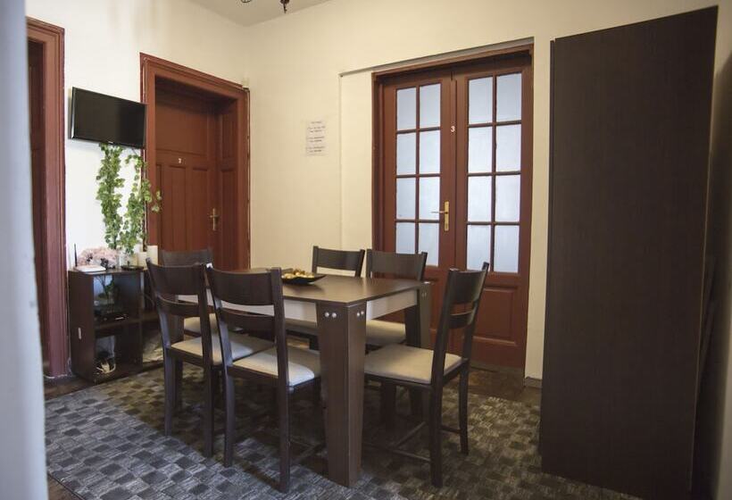 Habitación Triple Clásica, Italian House Simeon