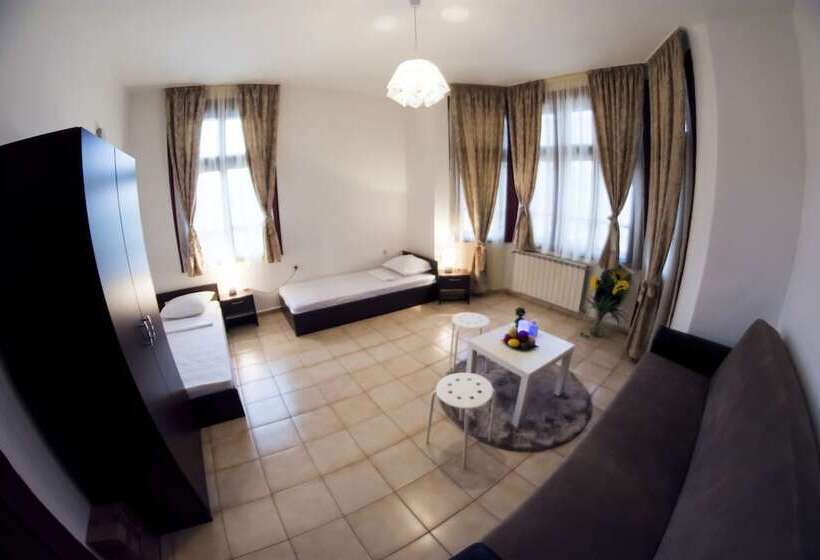 Habitación Triple Clásica, Italian House Simeon
