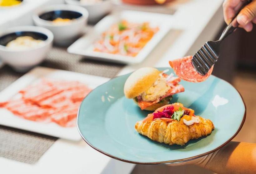 Номер Стандарт Трехместный, The Breakfast Hotel Marche Ishigaki Island