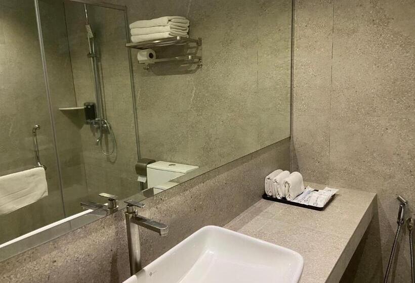 Family Suite, Frame