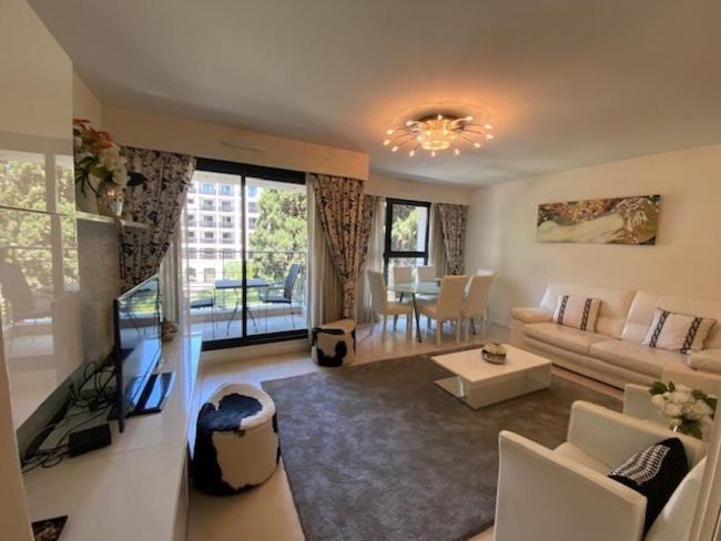 Apartamento 2 Dormitórios, Residence Carlton Riviera