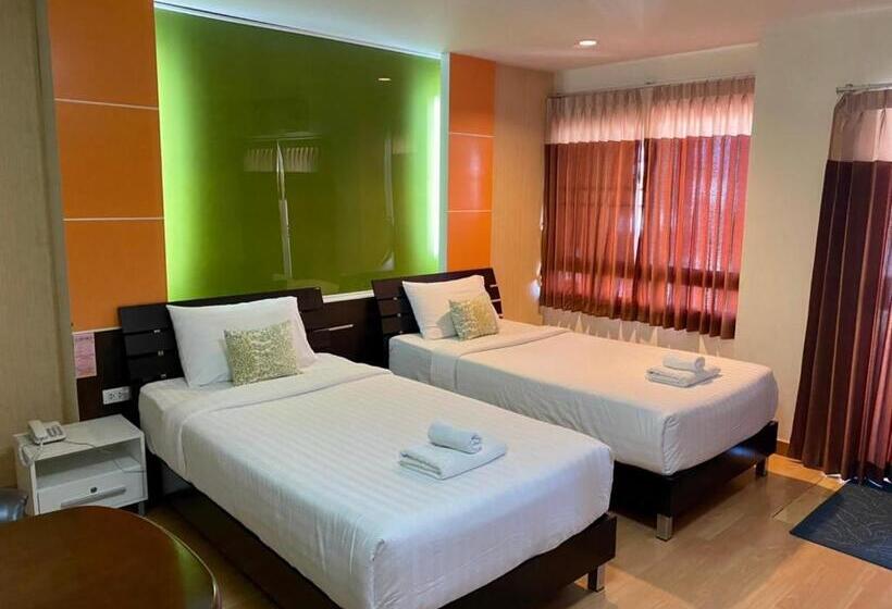 اتاق لوکس با چشم‌انداز دریاچه, Kwanruen Resort
