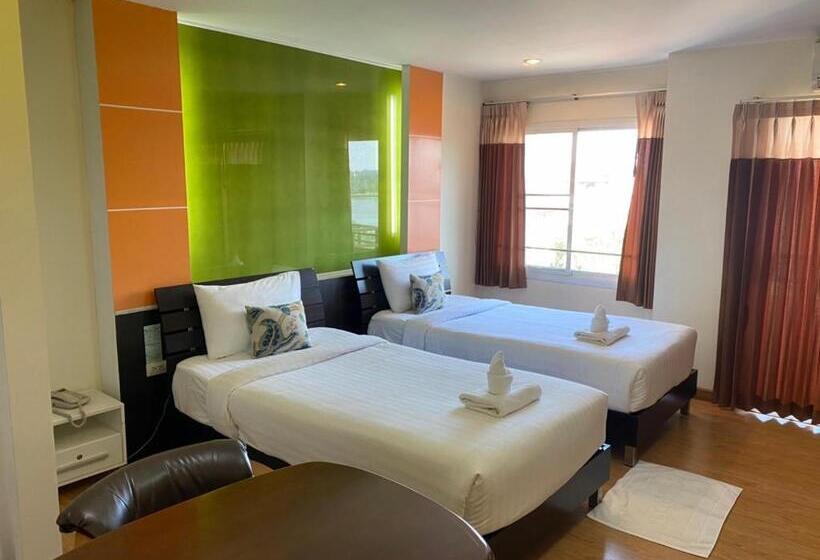 اتاق لوکس با چشم‌انداز دریاچه, Kwanruen Resort