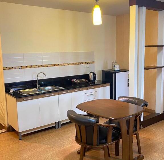 اتاق لوکس با چشم‌انداز دریاچه, Kwanruen Resort