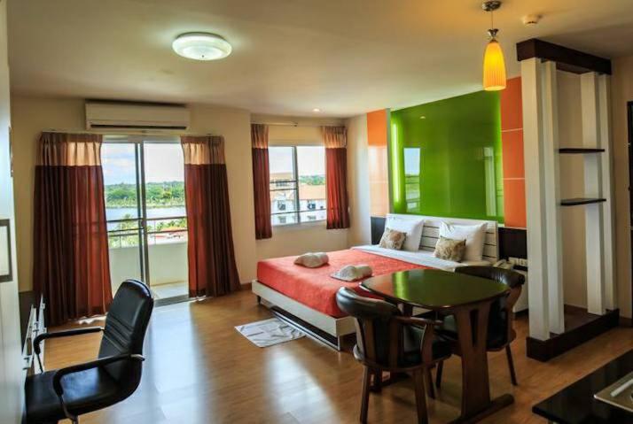 اتاق لوکس با چشم‌انداز دریاچه, Kwanruen Resort