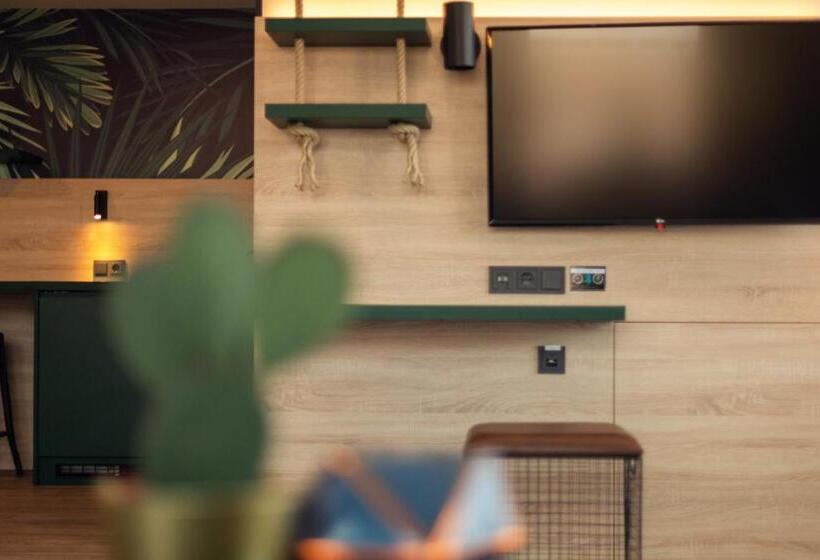 اتاق لوکس سه تخته, Holiday Inn   The Niu, Crusoe Bremen Airport, An Ihg