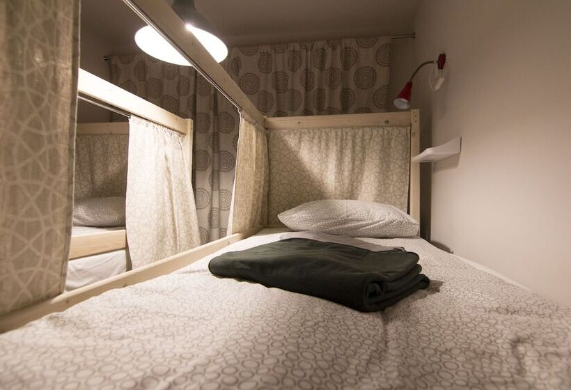 تختخواب در اتاق مشترک, Yagelhostel