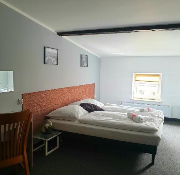 Quarto Triplo Economy, Expolis Residence   City Center Mtp Targi   24h #betterthanyourex