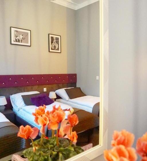 Quarto Triplo Comfort, Expolis Residence   City Center Mtp Targi   24h #betterthanyourex