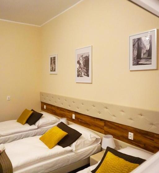 Quarto Triplo Estandar, Expolis Residence   City Center Mtp Targi   24h #betterthanyourex