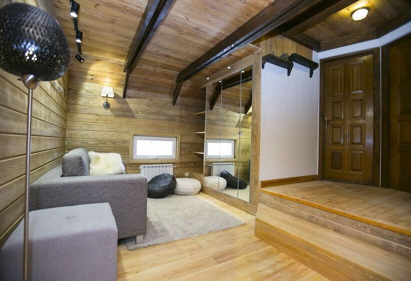 Семейный Номер, Cherepanovs' Guest House