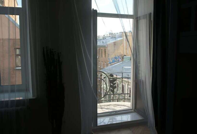 Cama em Quarto Compartilhado, Malevich Hostel