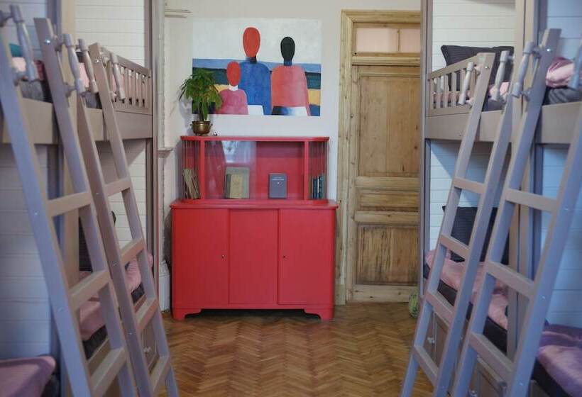 Cama em Quarto Compartilhado, Malevich Hostel