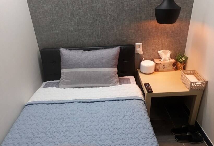 اتاق استاندارد یک نفره, Capsule Hotel Goodstayinn