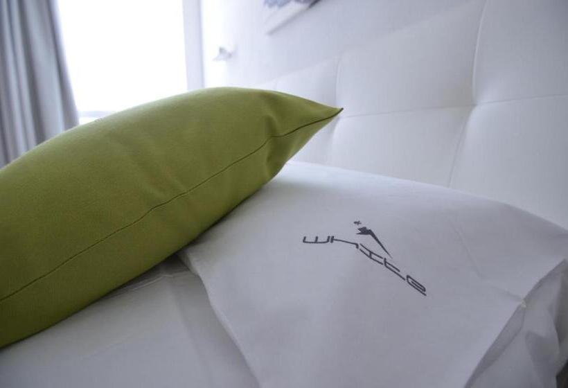 اتاق لوکس چهار تخته, B&b White Con Parcheggio Privato