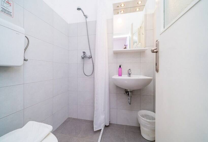 اتاق سوپریور با چشم‌انداز جانبی دریا, Guest House Villa Nina